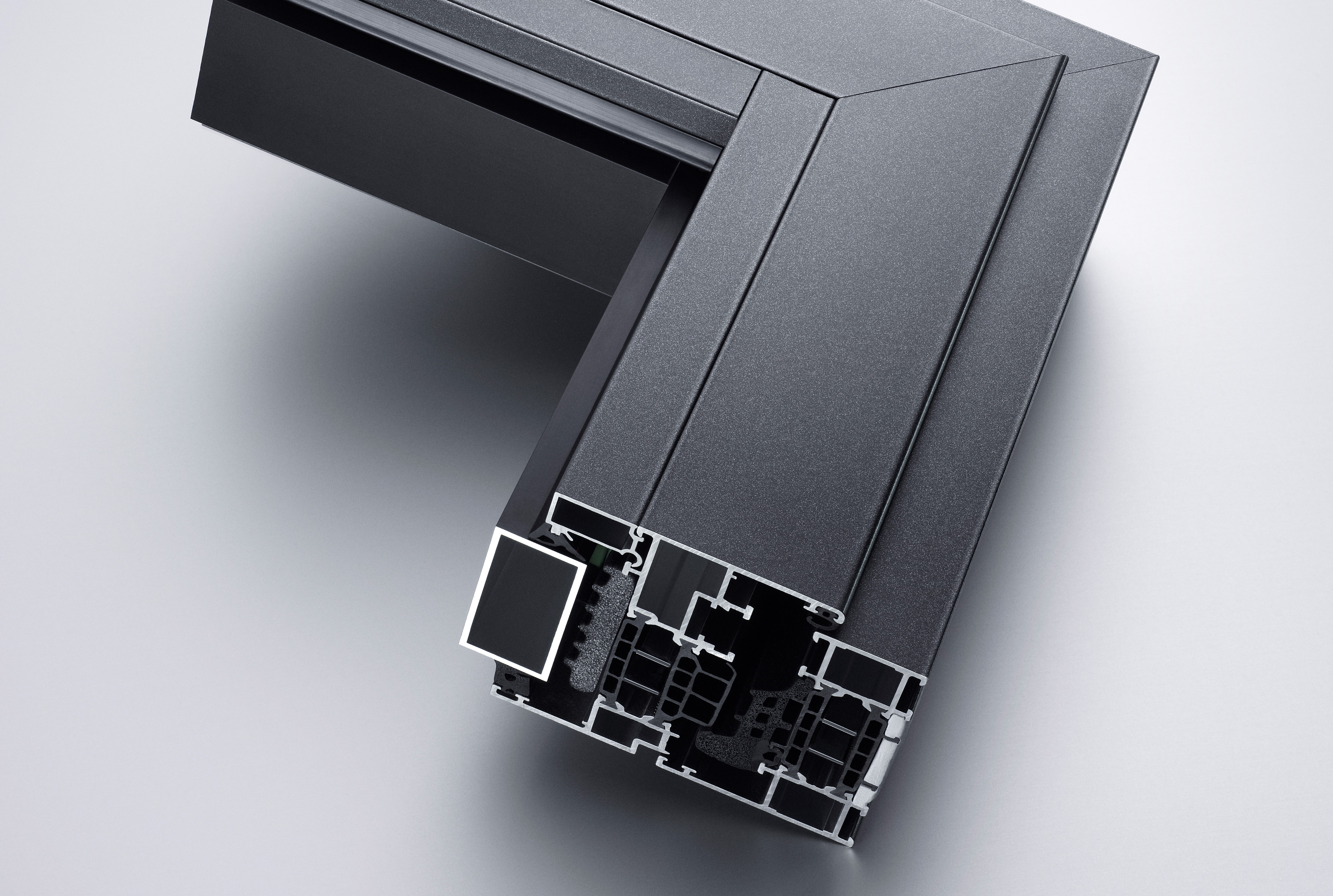 Profilé en aluminium extrudé et barretté