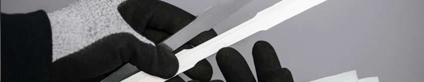 Hände halten Aluminiumteile