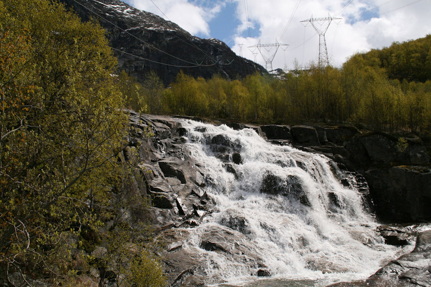 kraftlinje og foss