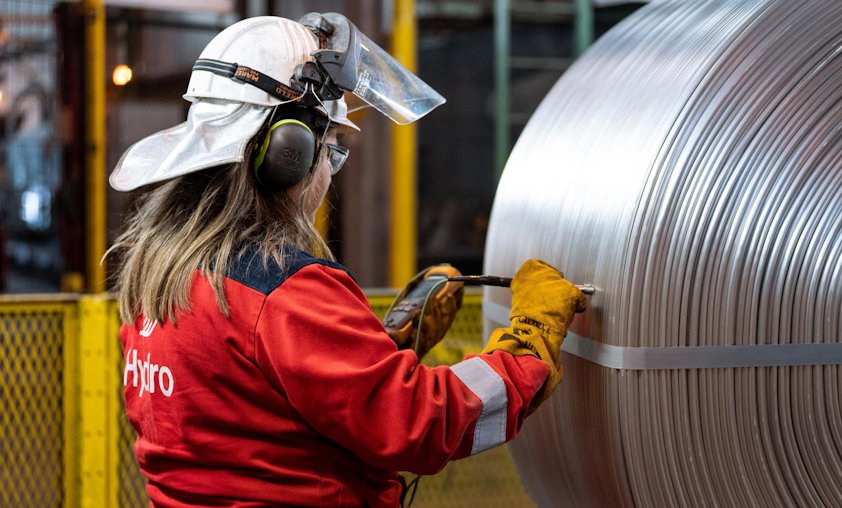 Hydro employee doing a control of wire rod at Hydro's Karmøy plant.