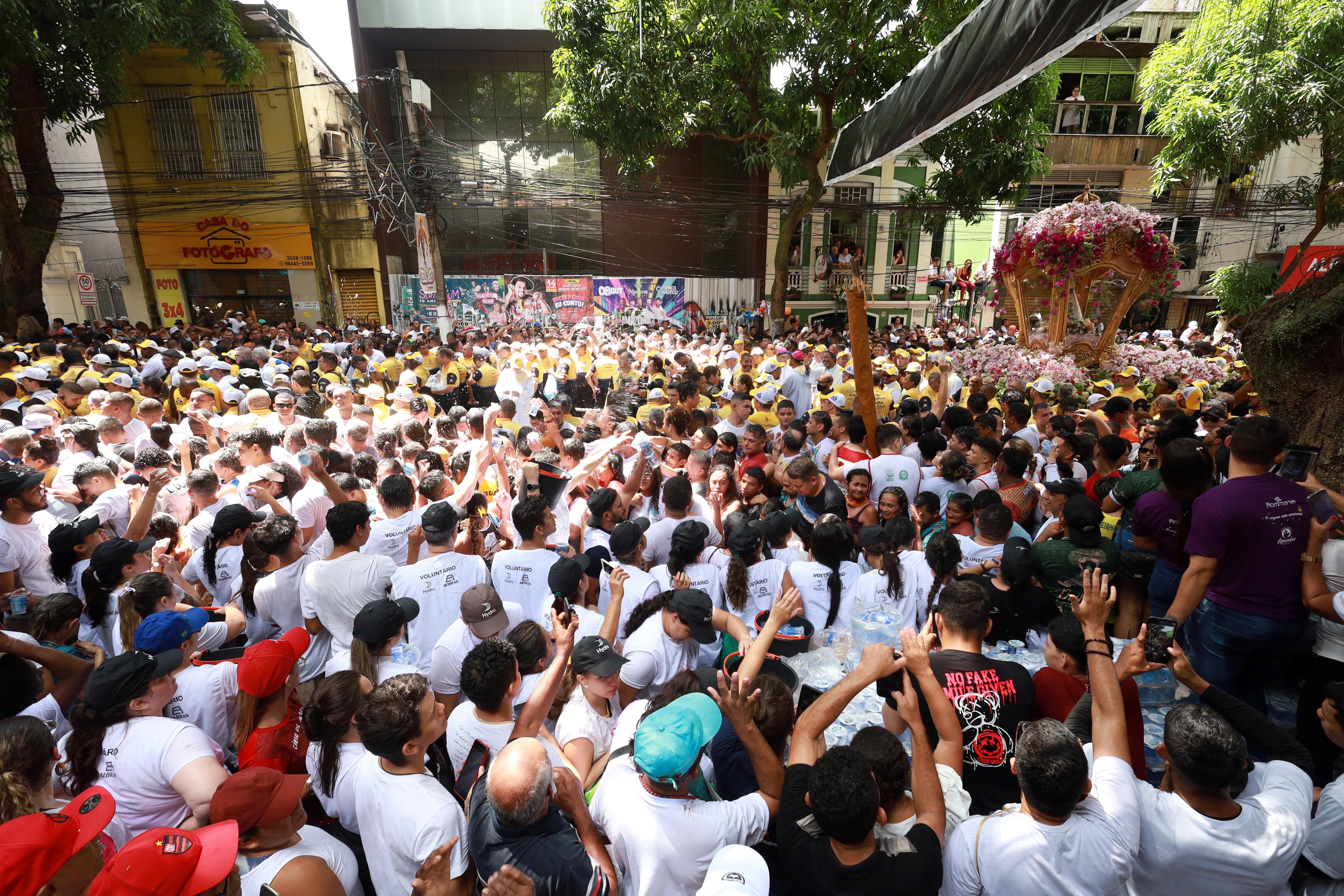 a large crowd of people