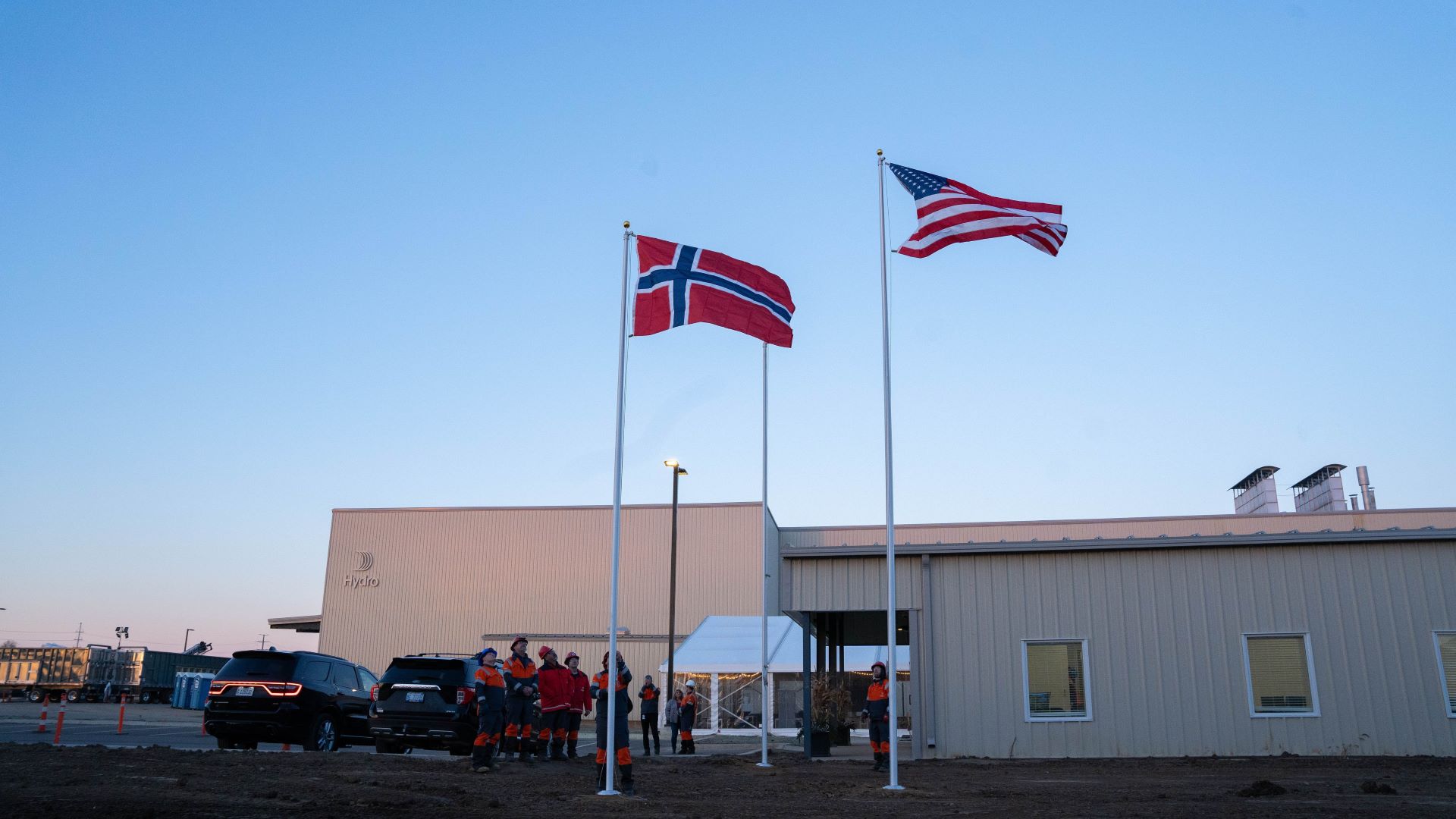 A Norwegian and a US flag in front of a Hydro plant